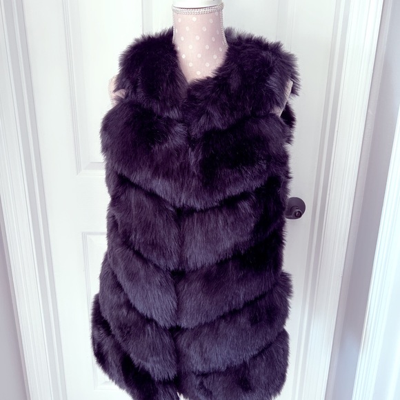 Black faux fur vest size Large brand new size medium - Picture 2 of 3